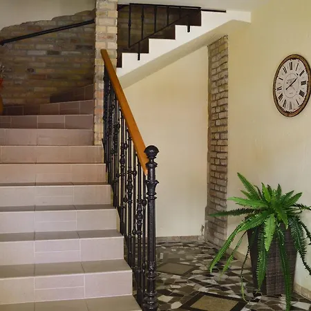 Mediterran Vendeghaz בית הארחה 3*